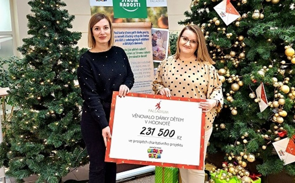 Strom Radosti v Palladiu vykouzlil úsměv na rtech všem 300 dětem