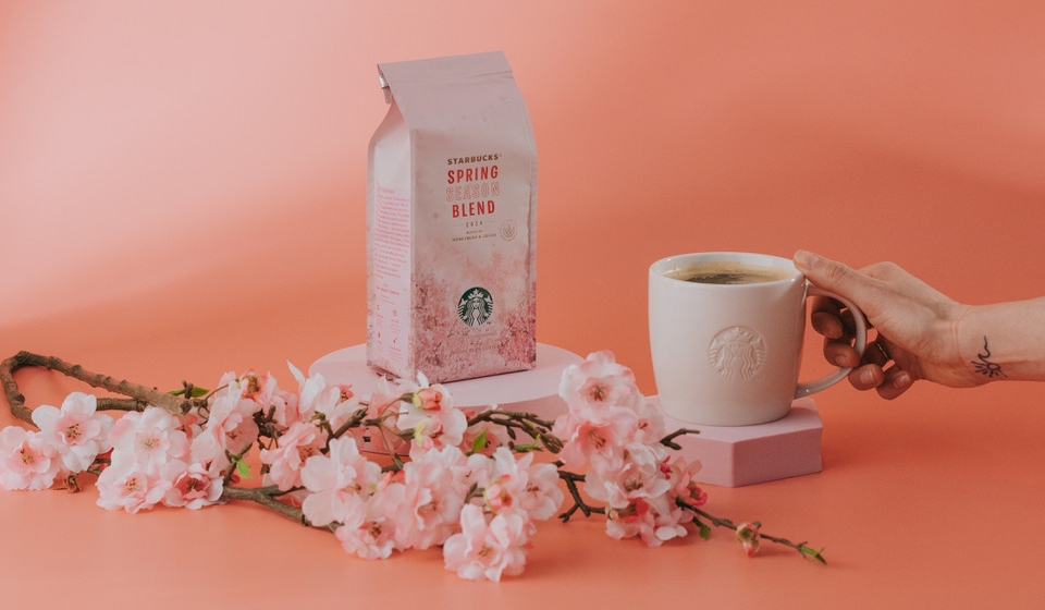 Káva STARBUCKS Spring Season Blend oslavuje příchod jara i na Pražských Příkopech