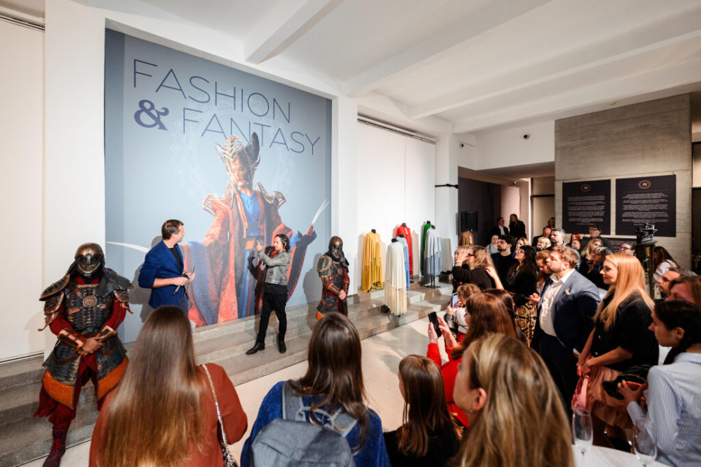 Pražská Metropole: Unikátní výstava v Mánesu „Fashion & Fantasy“ odhaluje kostýmy ze seriálu WHEEL OF TIME