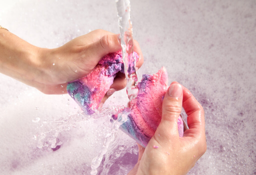 Koupelové produkty značky Lush promění obyčejný večer v barevný rituál