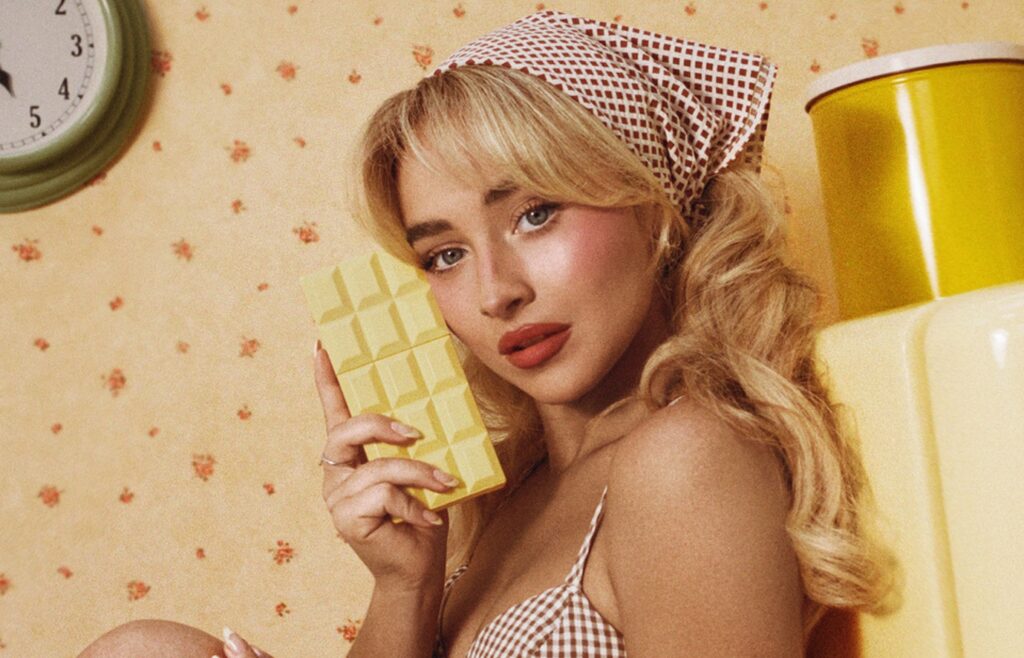 Nová vůně Sweet Tooth Lemon Pie od Sabriny Carpenter svádí k letním požitkům